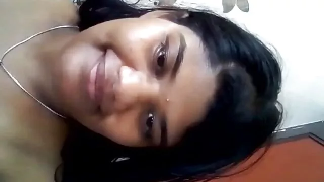 XXX sem registo  A jovem vadia postou uma foto em frente à velha filmes eroticos em desenho aldeia.