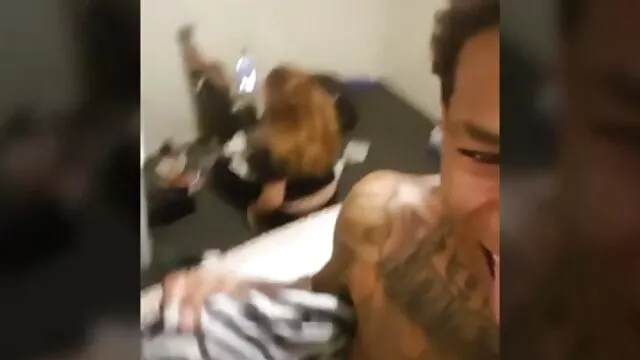 XXX sem registo  O estudante masturba-se nas escadas, mete-lhe uns dedos e masturba-lhe a rata. videos eroticos para casais