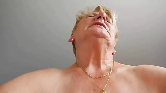XXX sem registo  Busty Milf videos eroticos desenhos animados para o jovem que estava na mesa
