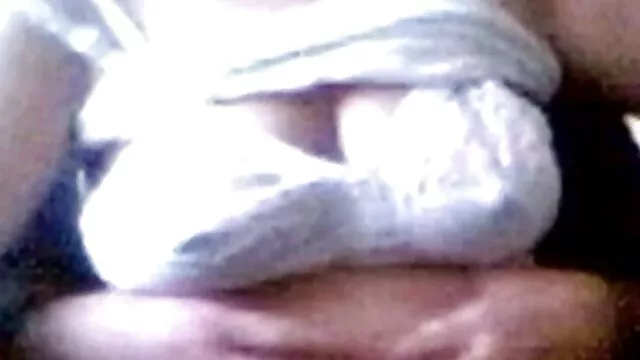 XXX sem registo  Um amante sensual com Mamas grandes é um jovem filme porno com brinquedos amante