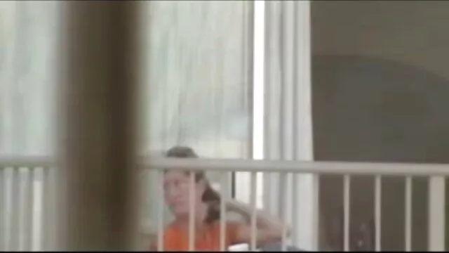 XXX sem registo  A rapariga russa videos eroticos sadomasoquismo come uma pila grande na mesa.
