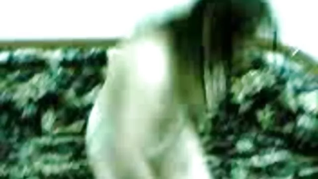 XXX sem registo  A filme pornográfico erotismo rapariga foi plantada com um rabo grande na rata