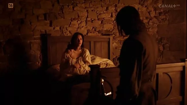 XXX sem registo  A rapariga russa engana à frente do contos eroticos com filmes homem amarrado à frente dela.