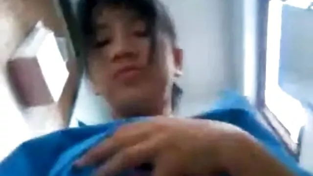 XXX sem registo  A virgem russa videos eroticos adulto revezava-se a foder dois tipos.