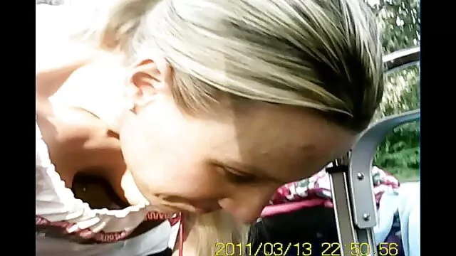 XXX sem registo  Os rapazes criticaram alegremente a rapariga videos eroticos em quadrinhos acessível na rua.