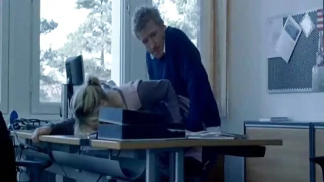 XXX sem registo  O treinador com um homem suculento em filmes heroticos porno todos os buracos dá à rapariga um belo olhar
