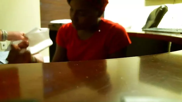 XXX sem registo  A miúda gira masturba-se com video porno em quadrinhos a rata durante o intervalo da água.