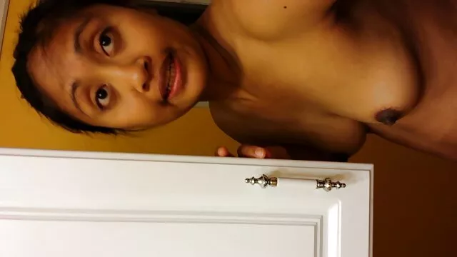 XXX sem registo  Rapariga frágil com rabo flexível senta-se maravilhosamente no seu espesso videos pornos sensuais