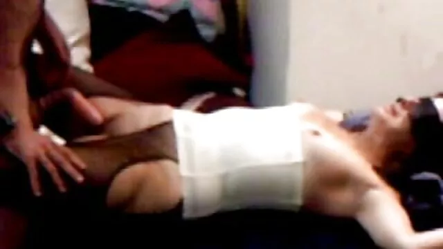 XXX sem registo  Uma bela vídeo erótico pornô morena fode