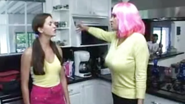 XXX sem registo  Duas lindas raparigas saltam para cima de um dos membros de um videos pornos em quadrinhos querido amigo.