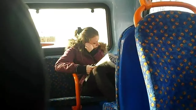 XXX sem registo  Os russos bêbados têm de vigiar videos eroticos picantes a mesa.