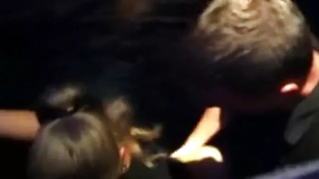 XXX sem registo  Bonito olhar Russo para um casal russo videos eroticos em quadrinhos em um bolo branco