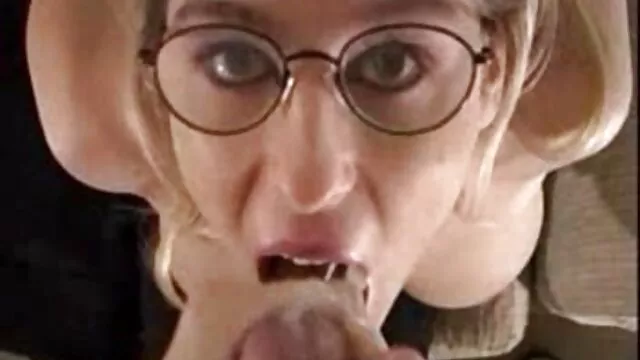 XXX sem registo  O vermelho leva uma pila grande e videos eroticos em onibus suculenta na boca dela.