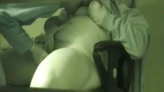 XXX sem registo  Um casal rápido a foder no corredor filme pornográfico romance